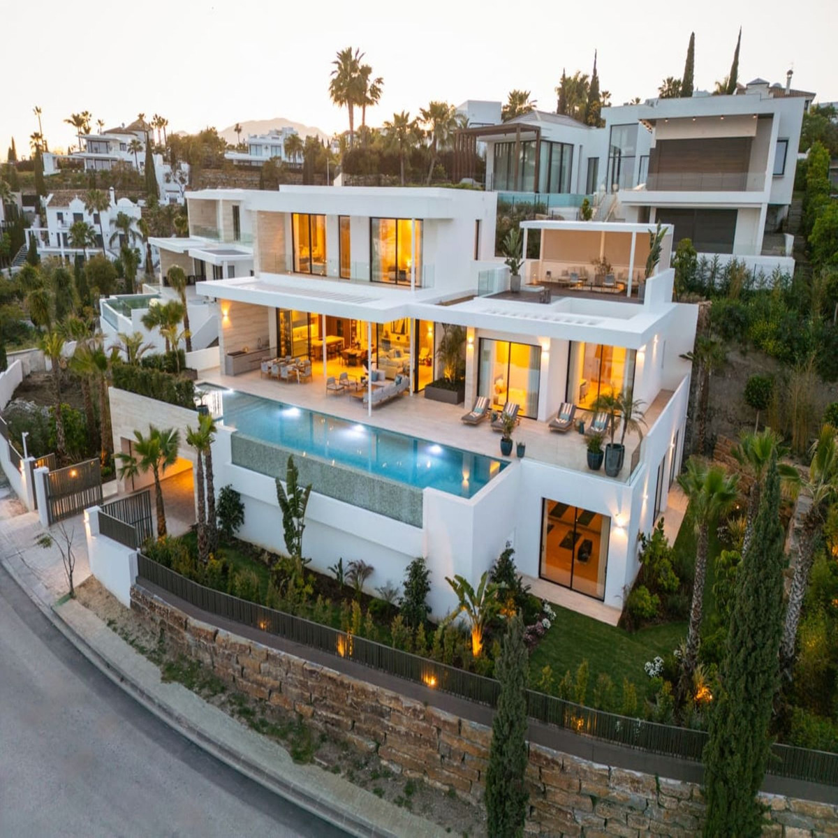 Villa de Lujo Exclusiva con Vistas Panorámicas en Benahavís, Villa de lujo en Los Flamingos, Benahavís, Málaga. Vistas panorámicas, piscina infinita, 6 hab, spa y gimnasio. Un hogar de ensueño en la exclusiva Costa del So