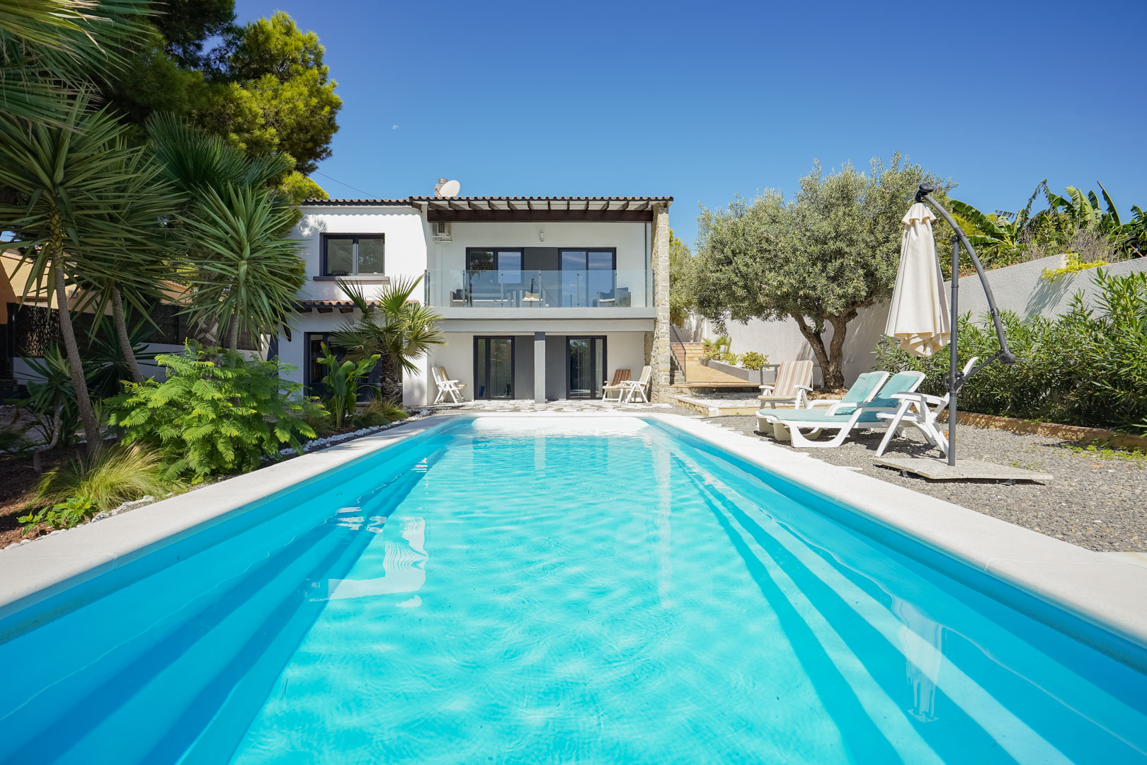 Villa de Ensueño en Calpe: Playa, Lujo y Huéspedes, Villa renovada en Calpe, Costa Blanca. A 500m de la playa, con piscina, vistas al Peñón y casa de invitados. ¡Ideal inversión o residencia! 729.000€.