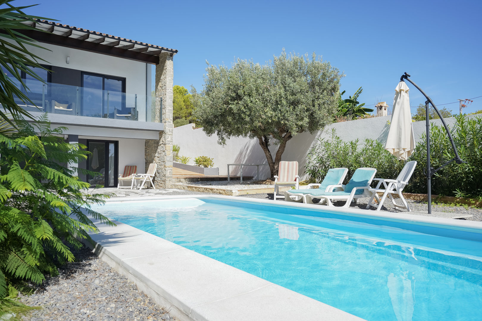 Villa de Ensueño en Calpe: Playa, Lujo y Huéspedes, Villa renovada en Calpe, Costa Blanca. A 500m de la playa, con piscina, vistas al Peñón y casa de invitados. ¡Ideal inversión o residencia! 729.000€.