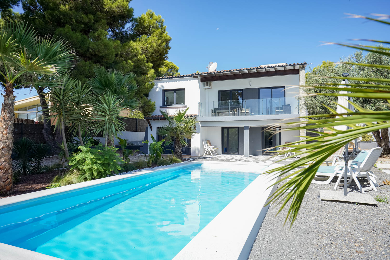 Villa de Ensueño en Calpe: Playa, Lujo y Huéspedes, Villa renovada en Calpe, Costa Blanca. A 500m de la playa, con piscina, vistas al Peñón y casa de invitados. ¡Ideal inversión o residencia! 729.000€.