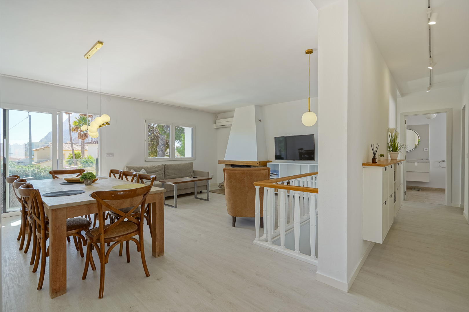 Villa de Ensueño en Calpe: Playa, Lujo y Huéspedes, Villa renovada en Calpe, Costa Blanca. A 500m de la playa, con piscina, vistas al Peñón y casa de invitados. ¡Ideal inversión o residencia! 729.000€.