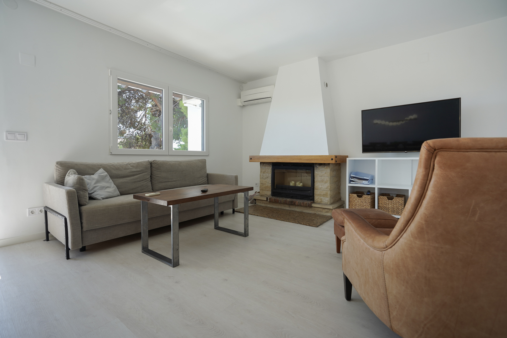 Villa de Ensueño en Calpe: Playa, Lujo y Huéspedes, Villa renovada en Calpe, Costa Blanca. A 500m de la playa, con piscina, vistas al Peñón y casa de invitados. ¡Ideal inversión o residencia! 729.000€.