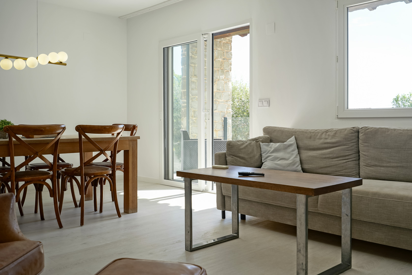 Villa de Ensueño en Calpe: Playa, Lujo y Huéspedes, Villa renovada en Calpe, Costa Blanca. A 500m de la playa, con piscina, vistas al Peñón y casa de invitados. ¡Ideal inversión o residencia! 729.000€.