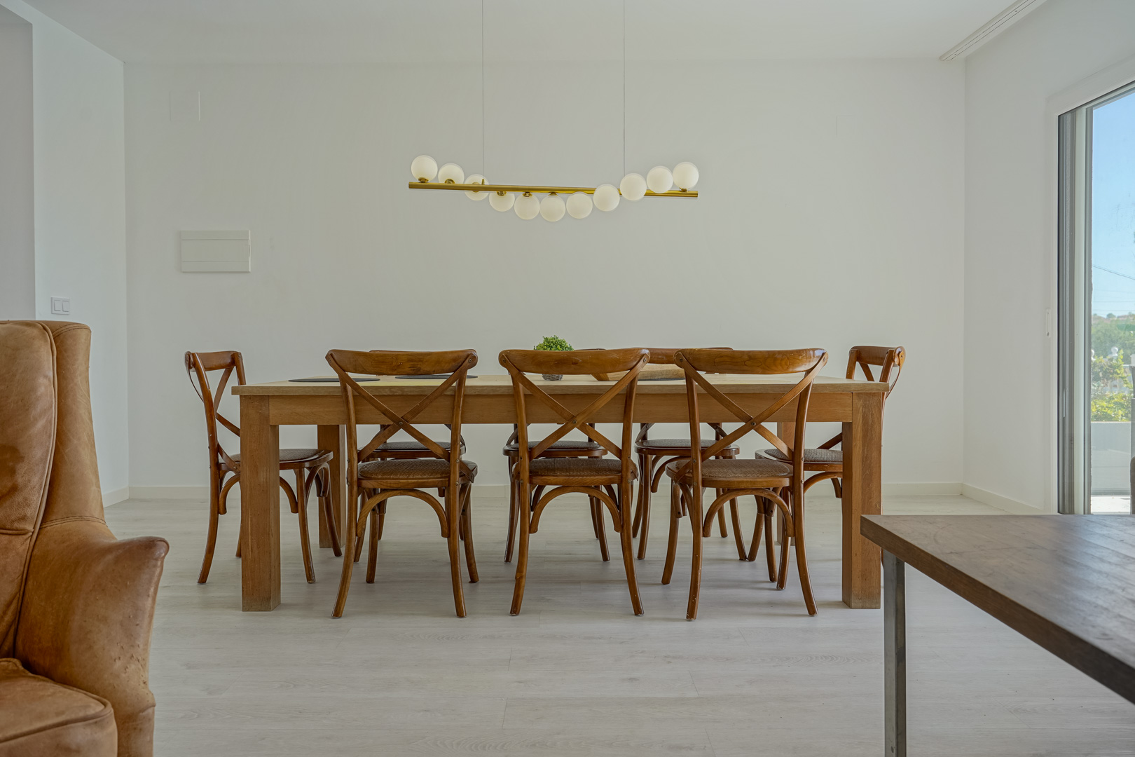 Villa de Ensueño en Calpe: Playa, Lujo y Huéspedes, Villa renovada en Calpe, Costa Blanca. A 500m de la playa, con piscina, vistas al Peñón y casa de invitados. ¡Ideal inversión o residencia! 729.000€.