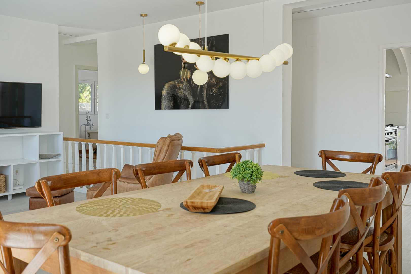 Villa de Ensueño en Calpe: Playa, Lujo y Huéspedes, Villa renovada en Calpe, Costa Blanca. A 500m de la playa, con piscina, vistas al Peñón y casa de invitados. ¡Ideal inversión o residencia! 729.000€.