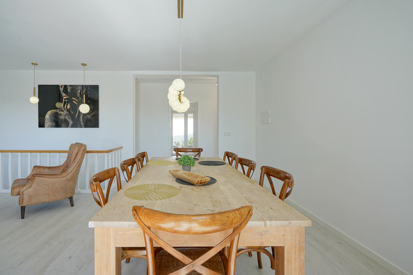 Villa de Ensueño en Calpe: Playa, Lujo y Huéspedes, Villa renovada en Calpe, Costa Blanca. A 500m de la playa, con piscina, vistas al Peñón y casa de invitados. ¡Ideal inversión o residencia! 729.000€.
