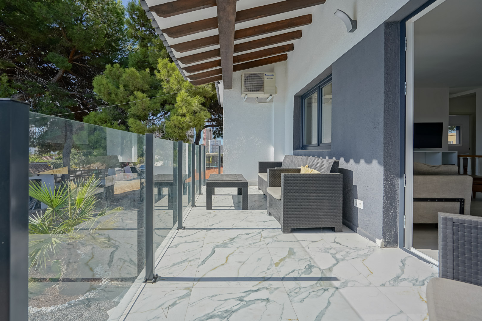 Villa de Ensueño en Calpe: Playa, Lujo y Huéspedes, Villa renovada en Calpe, Costa Blanca. A 500m de la playa, con piscina, vistas al Peñón y casa de invitados. ¡Ideal inversión o residencia! 729.000€.