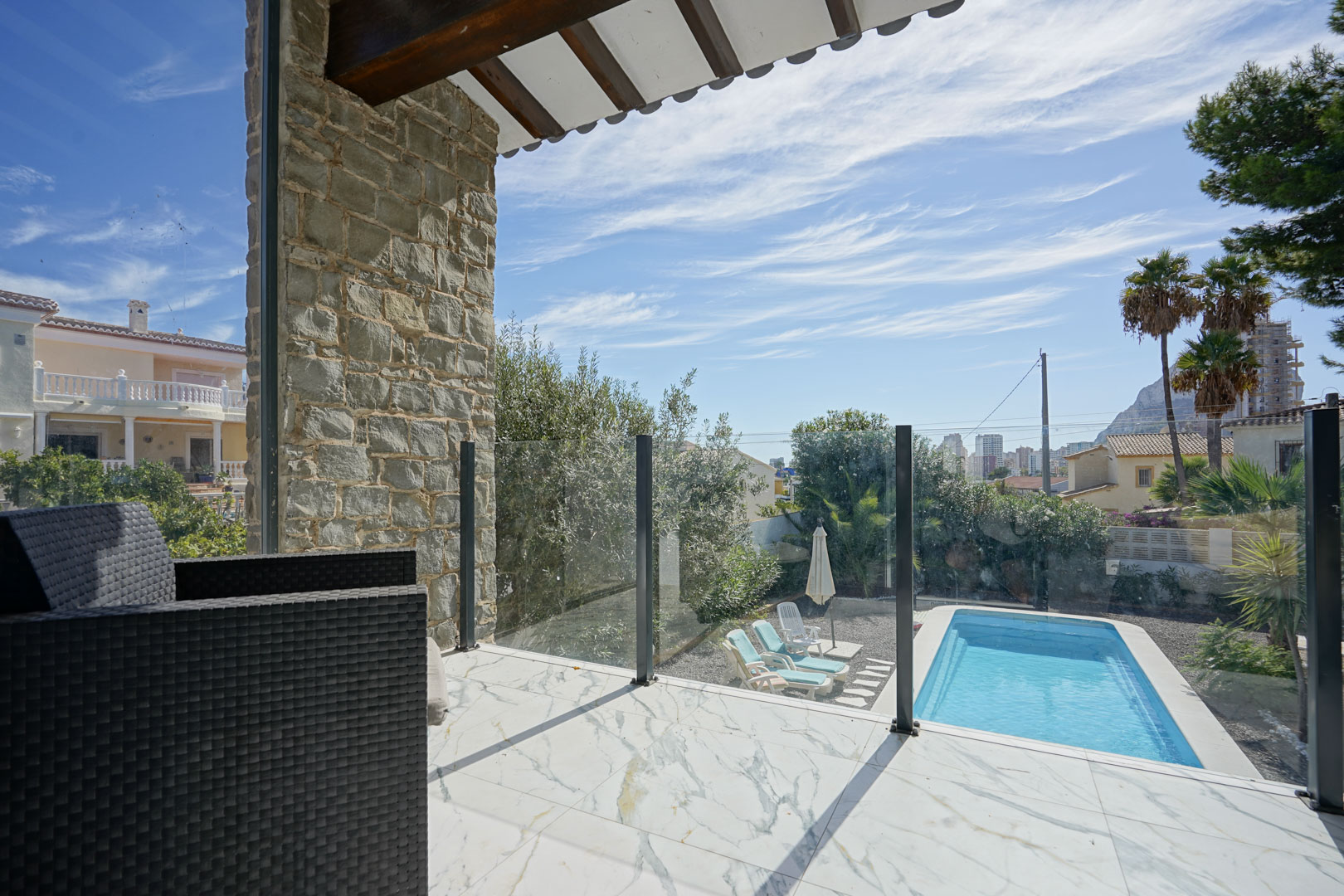 Villa de Ensueño en Calpe: Playa, Lujo y Huéspedes, Villa renovada en Calpe, Costa Blanca. A 500m de la playa, con piscina, vistas al Peñón y casa de invitados. ¡Ideal inversión o residencia! 729.000€.