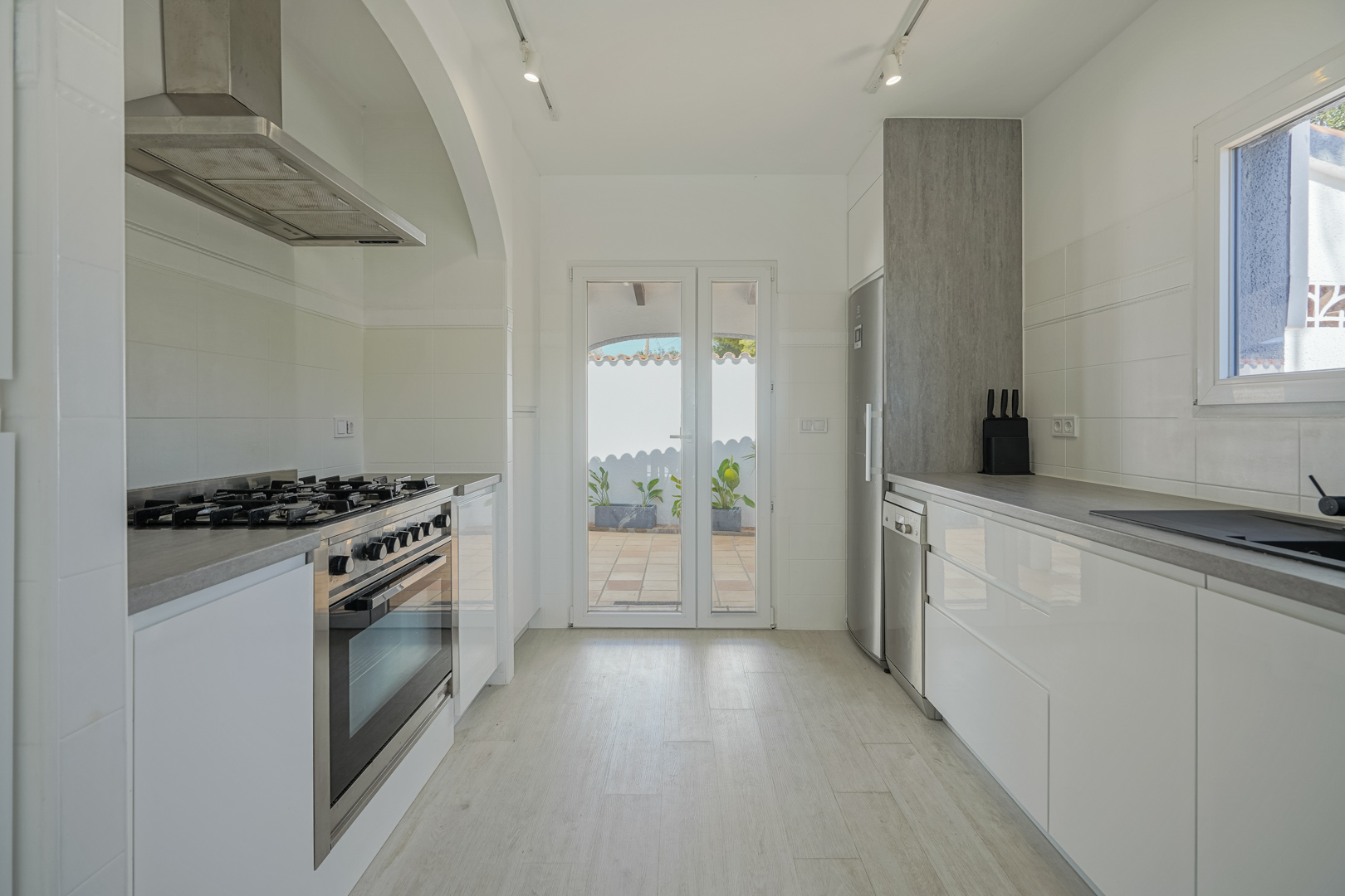 Villa de Ensueño en Calpe: Playa, Lujo y Huéspedes, Villa renovada en Calpe, Costa Blanca. A 500m de la playa, con piscina, vistas al Peñón y casa de invitados. ¡Ideal inversión o residencia! 729.000€.