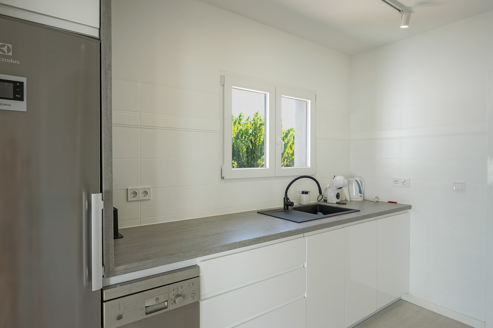 Villa de Ensueño en Calpe: Playa, Lujo y Huéspedes, Villa renovada en Calpe, Costa Blanca. A 500m de la playa, con piscina, vistas al Peñón y casa de invitados. ¡Ideal inversión o residencia! 729.000€.