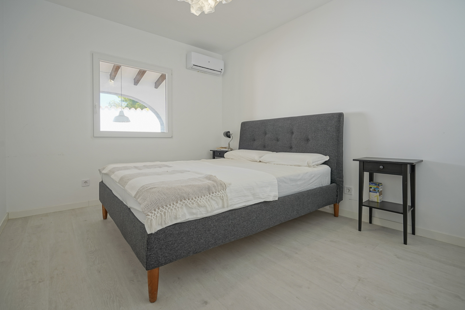 Villa de Ensueño en Calpe: Playa, Lujo y Huéspedes, Villa renovada en Calpe, Costa Blanca. A 500m de la playa, con piscina, vistas al Peñón y casa de invitados. ¡Ideal inversión o residencia! 729.000€.