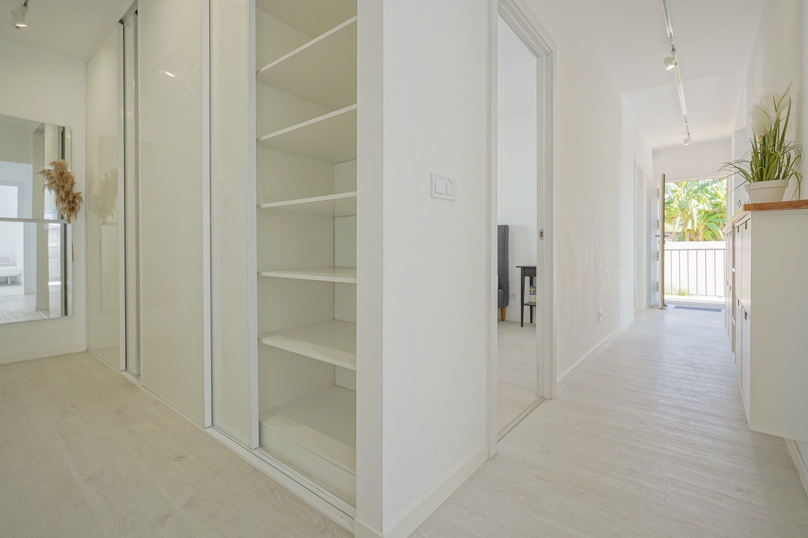 Villa de Ensueño en Calpe: Playa, Lujo y Huéspedes, Villa renovada en Calpe, Costa Blanca. A 500m de la playa, con piscina, vistas al Peñón y casa de invitados. ¡Ideal inversión o residencia! 729.000€.