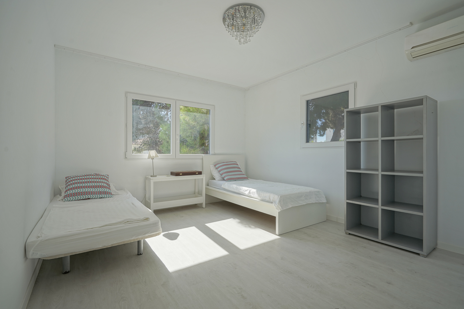 Villa de Ensueño en Calpe: Playa, Lujo y Huéspedes, Villa renovada en Calpe, Costa Blanca. A 500m de la playa, con piscina, vistas al Peñón y casa de invitados. ¡Ideal inversión o residencia! 729.000€.