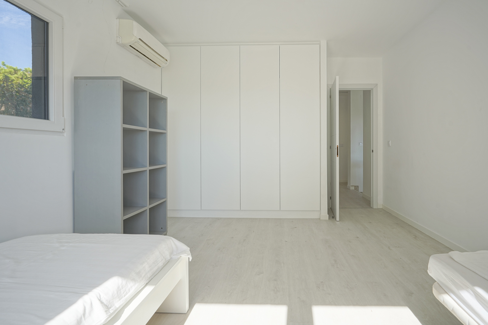 Villa de Ensueño en Calpe: Playa, Lujo y Huéspedes, Villa renovada en Calpe, Costa Blanca. A 500m de la playa, con piscina, vistas al Peñón y casa de invitados. ¡Ideal inversión o residencia! 729.000€.