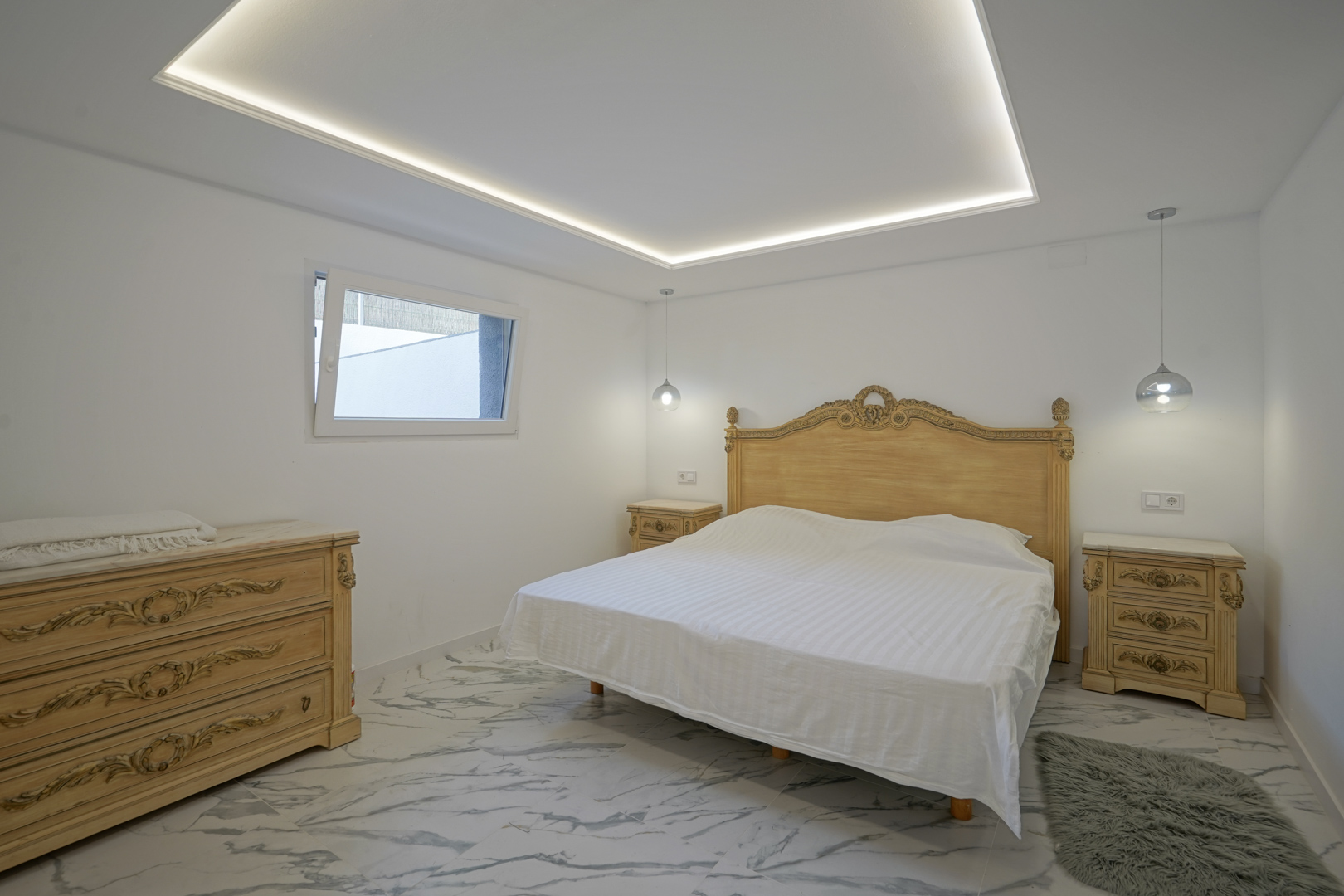 Villa de Ensueño en Calpe: Playa, Lujo y Huéspedes, Villa renovada en Calpe, Costa Blanca. A 500m de la playa, con piscina, vistas al Peñón y casa de invitados. ¡Ideal inversión o residencia! 729.000€.