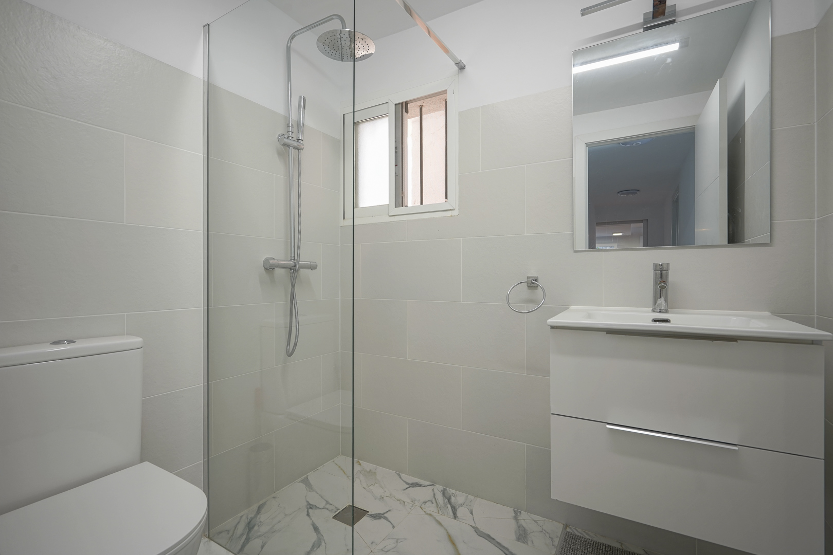 Villa de Ensueño en Calpe: Playa, Lujo y Huéspedes, Villa renovada en Calpe, Costa Blanca. A 500m de la playa, con piscina, vistas al Peñón y casa de invitados. ¡Ideal inversión o residencia! 729.000€.
