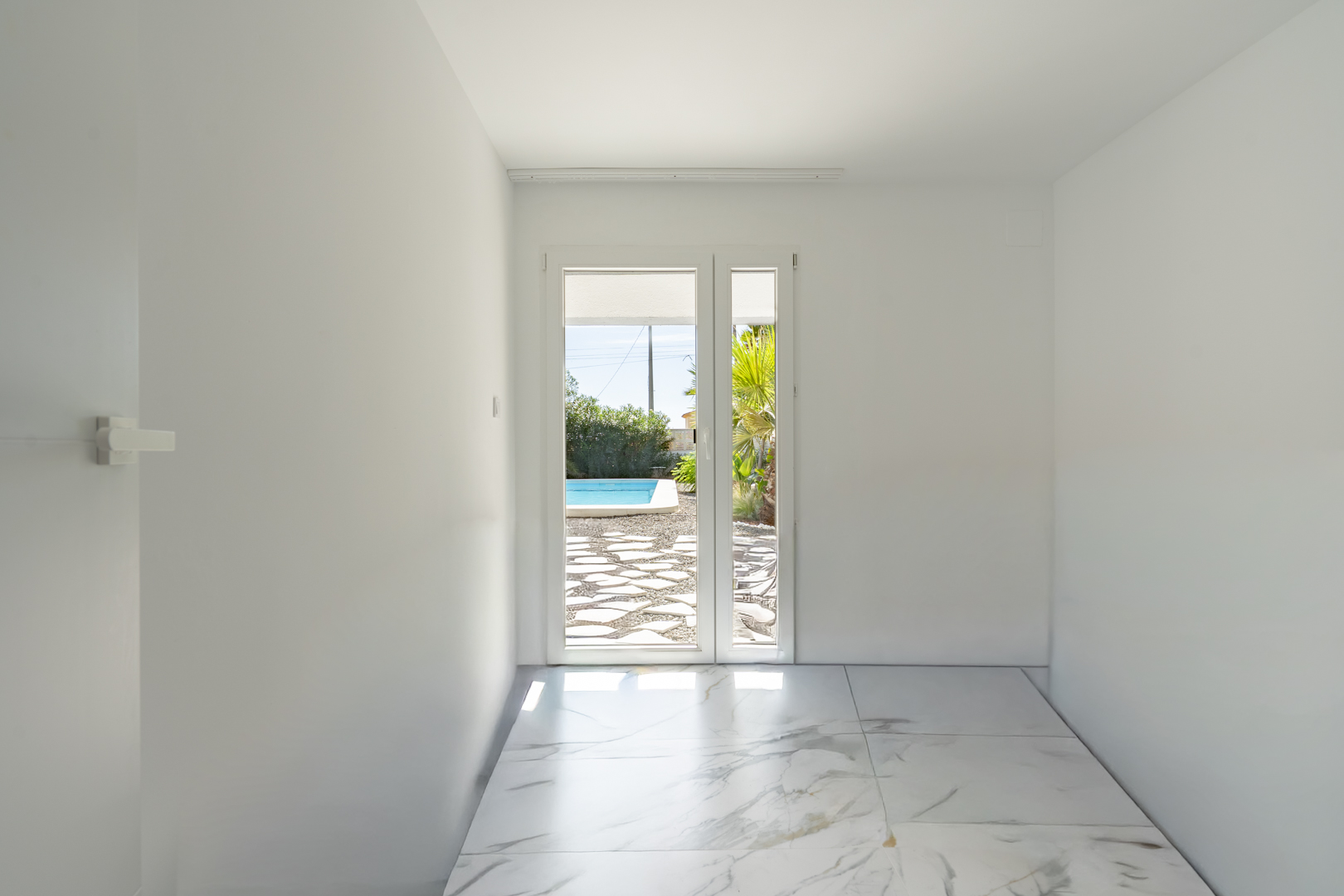 Villa de Ensueño en Calpe: Playa, Lujo y Huéspedes, Villa renovada en Calpe, Costa Blanca. A 500m de la playa, con piscina, vistas al Peñón y casa de invitados. ¡Ideal inversión o residencia! 729.000€.