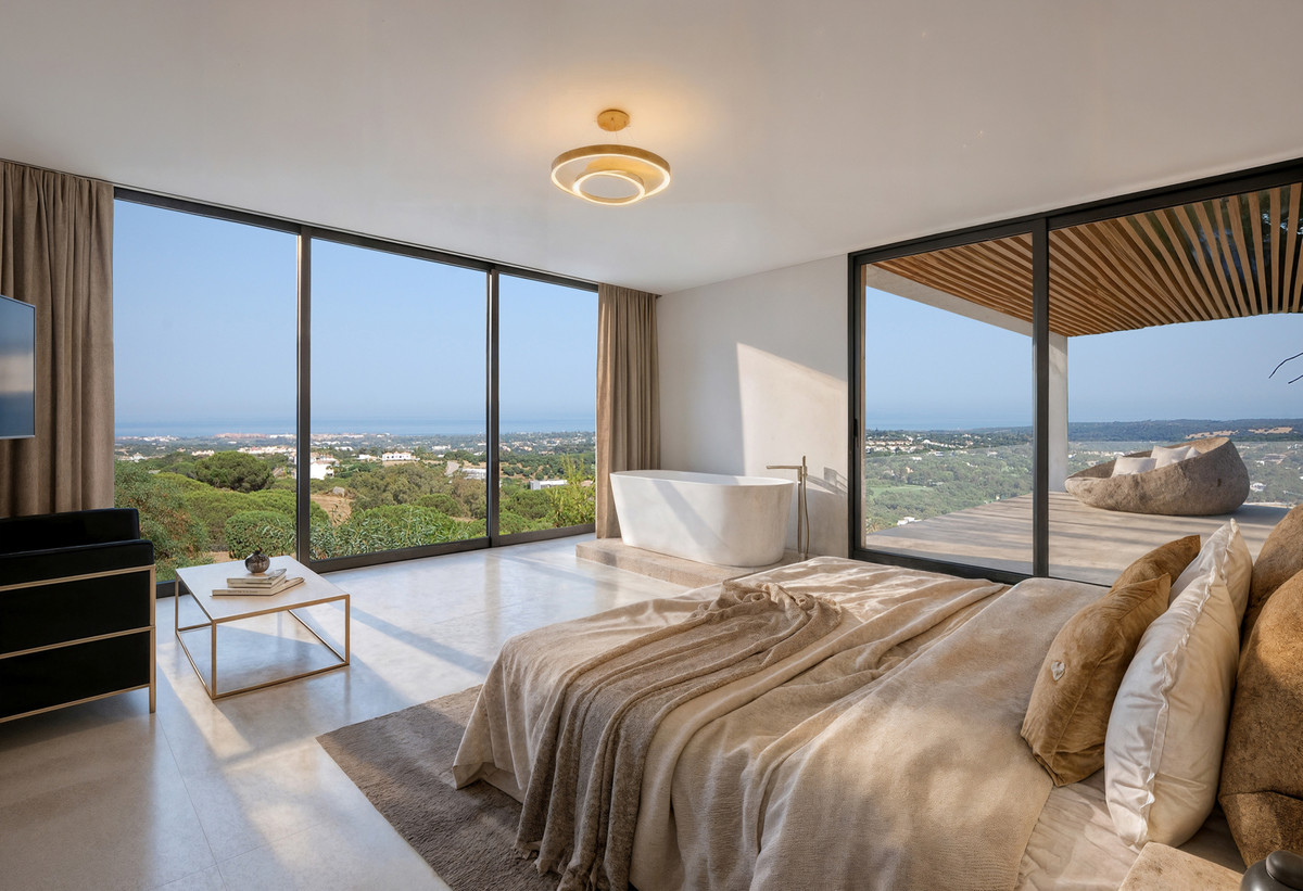 Sotogrande: Villa de Lujo con Arquitectura Vanguardista y Piscina Infinity, Villa de diseño vanguardista en Sotogrande, Cádiz. Lujo exclusivo con 4 hab, piscina infinity y vistas únicas. Inversión excepcional por 5.250.000€.