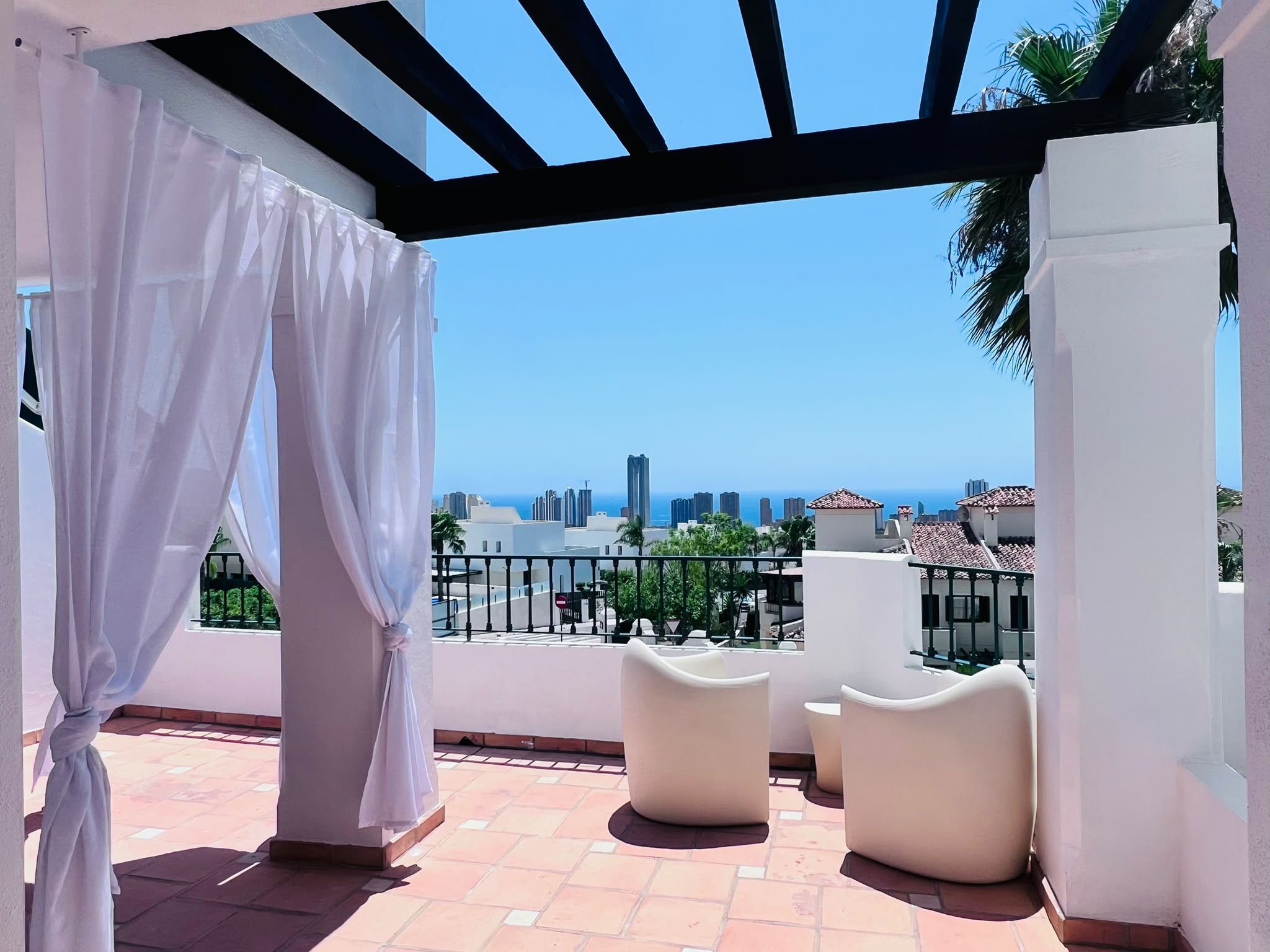 Lujo y Vistas al Mar en Finestrat: Tu Alquiler Ideal, Alquile un apartamento de lujo en Finestrat, Costa Blanca Norte. Disfrute de vistas al mar, 1 dormitorio, 2 baños, terraza, piscina y ubicación privilegiada cer