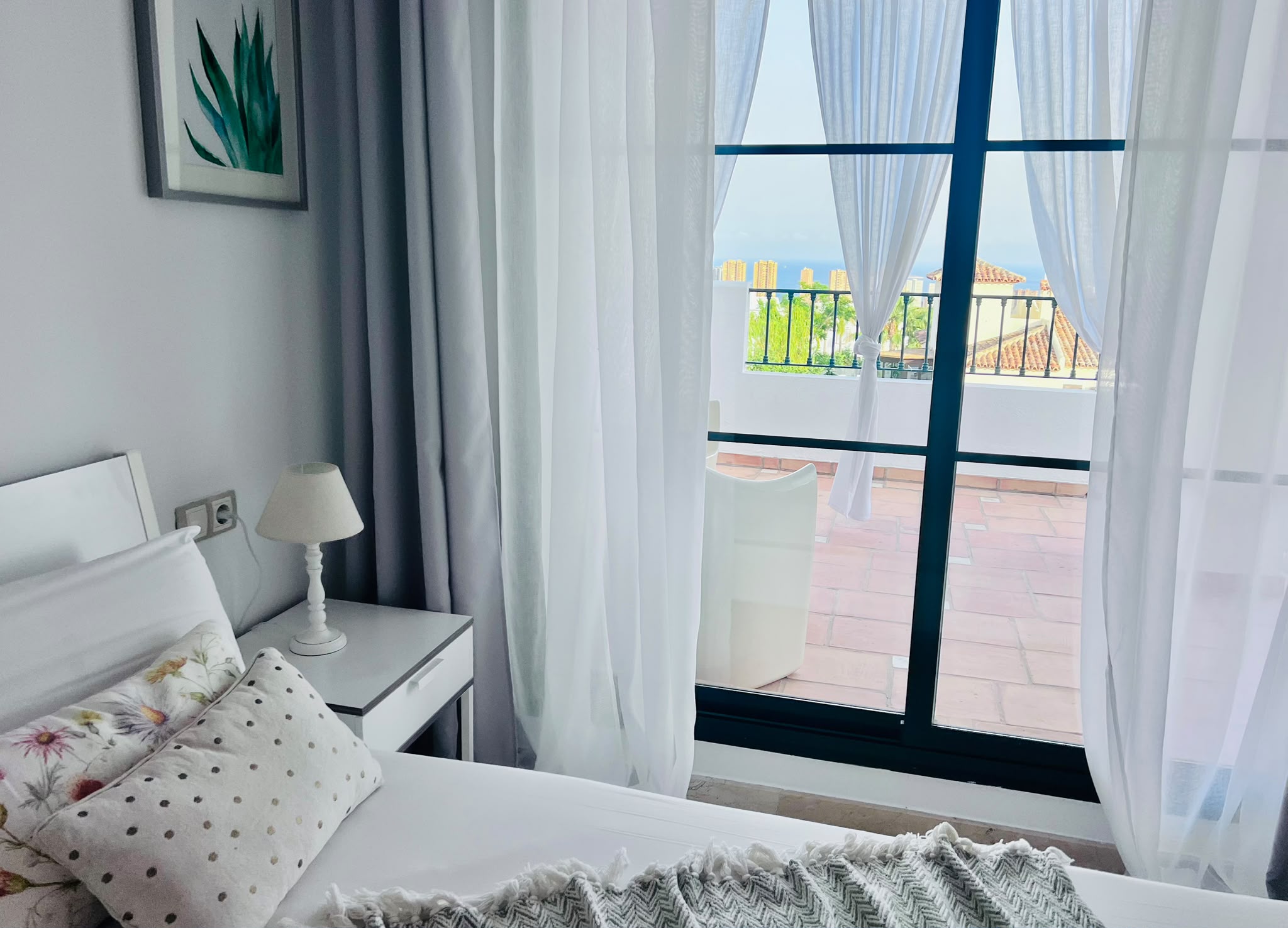 Lujo y Vistas al Mar en Finestrat: Tu Alquiler Ideal, Alquile un apartamento de lujo en Finestrat, Costa Blanca Norte. Disfrute de vistas al mar, 1 dormitorio, 2 baños, terraza, piscina y ubicación privilegiada cer
