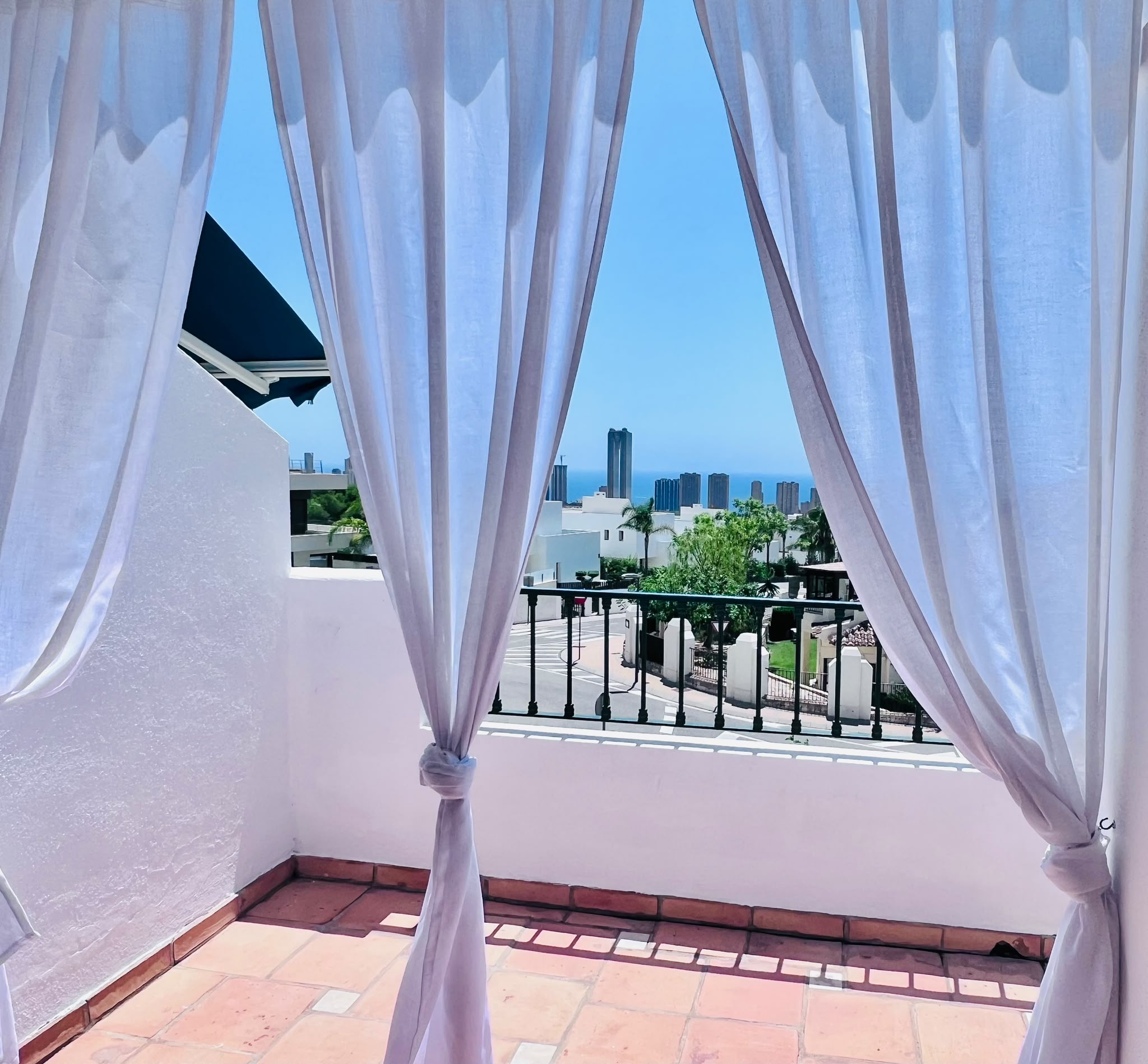 Lujo y Vistas al Mar en Finestrat: Tu Alquiler Ideal, Alquile un apartamento de lujo en Finestrat, Costa Blanca Norte. Disfrute de vistas al mar, 1 dormitorio, 2 baños, terraza, piscina y ubicación privilegiada cer
