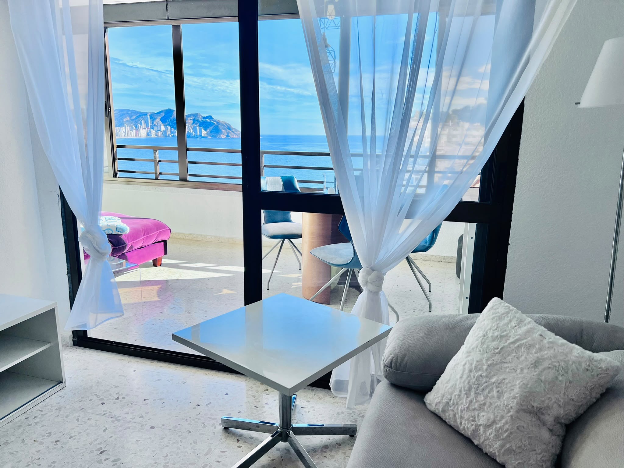 Luminoso apartamento con vistas al mar, playa Poñente