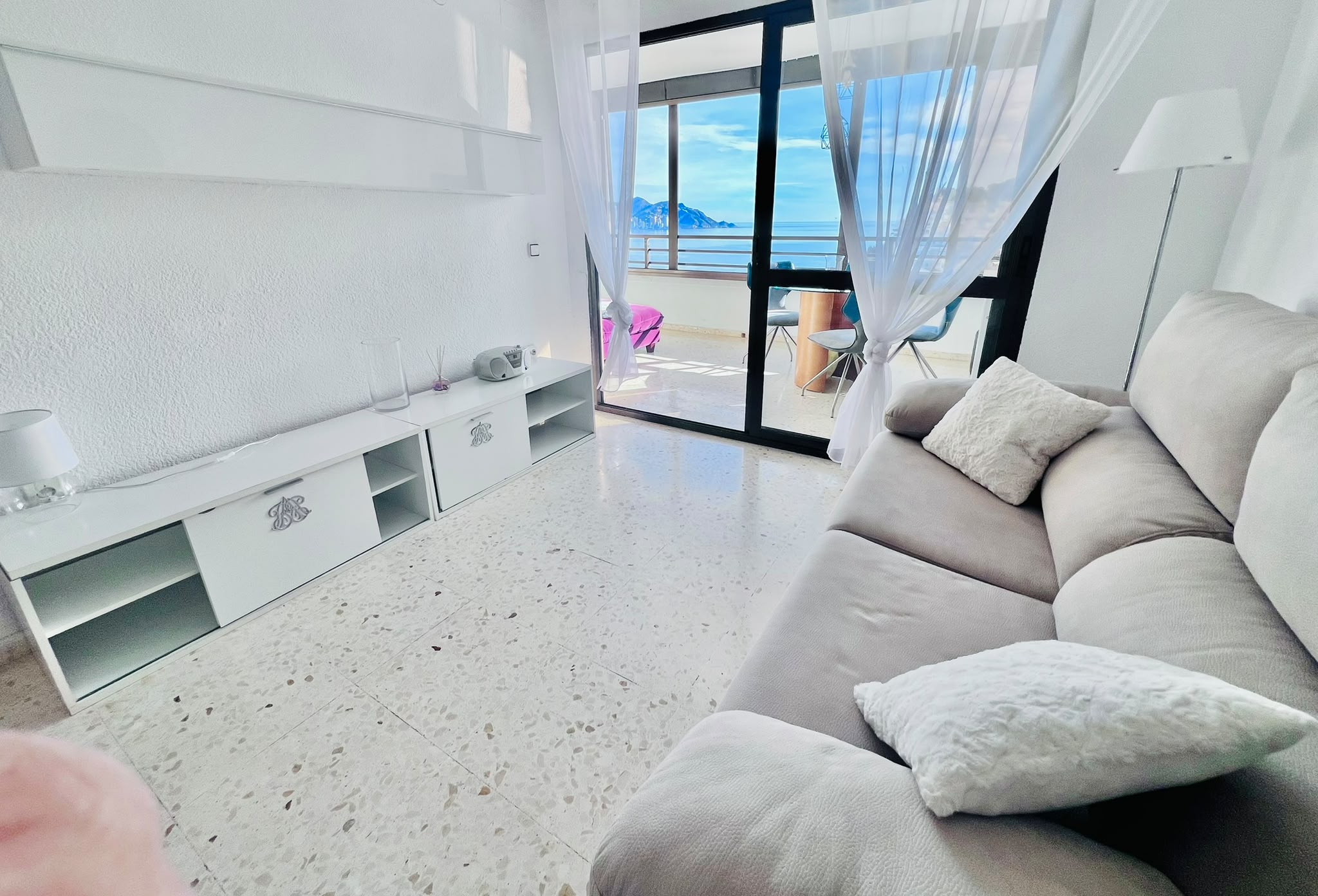 Luminoso apartamento con vistas al mar, playa Poñente