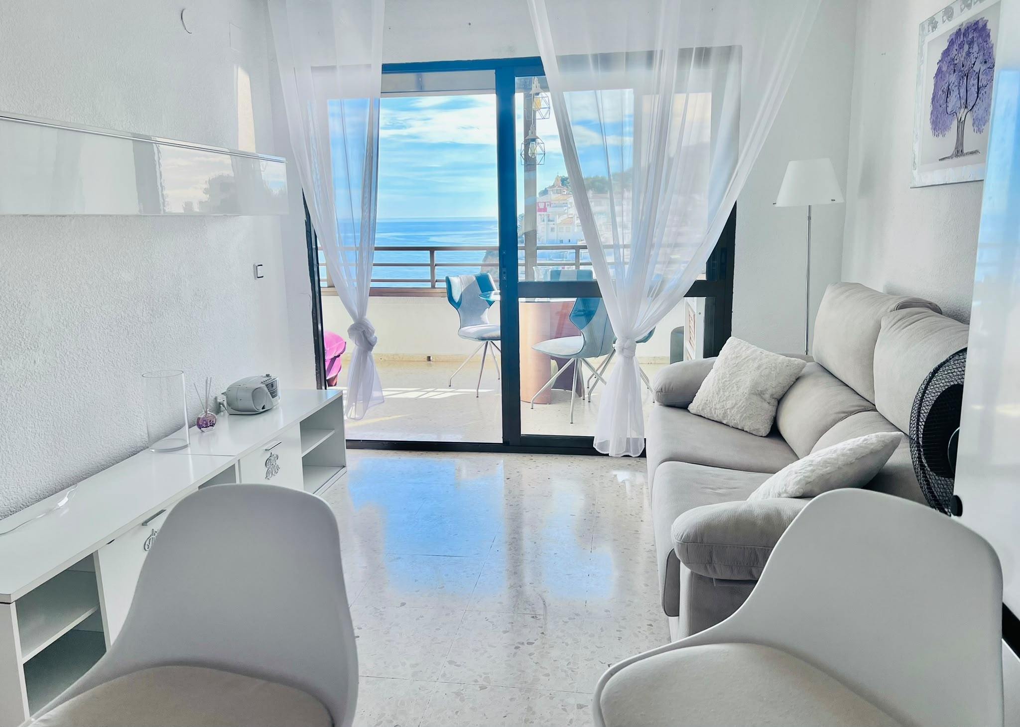 Luminoso apartamento con vistas al mar, playa Poñente