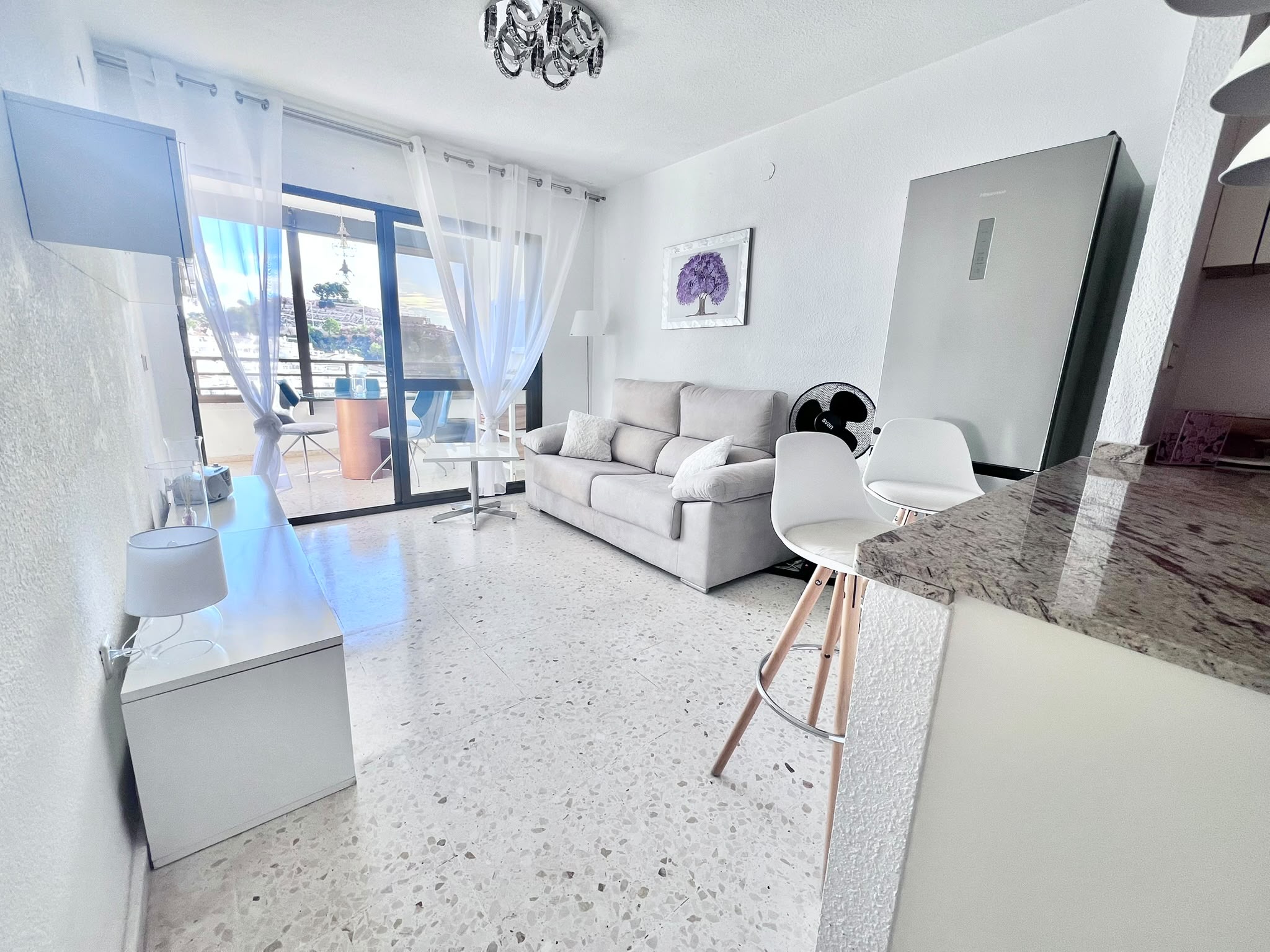 Luminoso apartamento con vistas al mar, playa Poñente