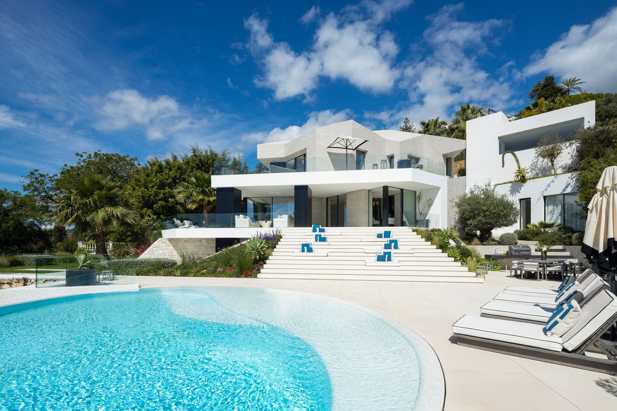 Exclusiva Villa de Lujo con Vistas al Mar en Benahavís, Descubra esta villa de lujo moderna en El Herrojo, Benahavís. Diseño Ames (2021), 5 dorm., 6 baños, piscina infinita y vistas al mar. ¡Su oasis en la Costa del