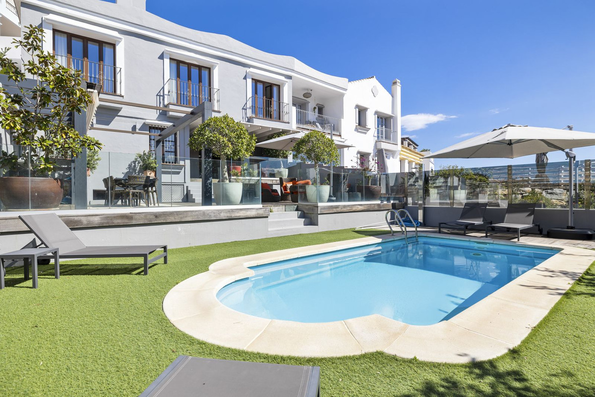 Exclusivo Adosado Renovado en Benahavís: Sol, Lujo y Vistas, Exclusivo adosado renovado en Benahavís, Costa del Sol. 5 dorm, 5 baños, piscina privada y jardín. Lujo cerca de golf y playa. ¡Tu oasis mediterráneo por 995.00