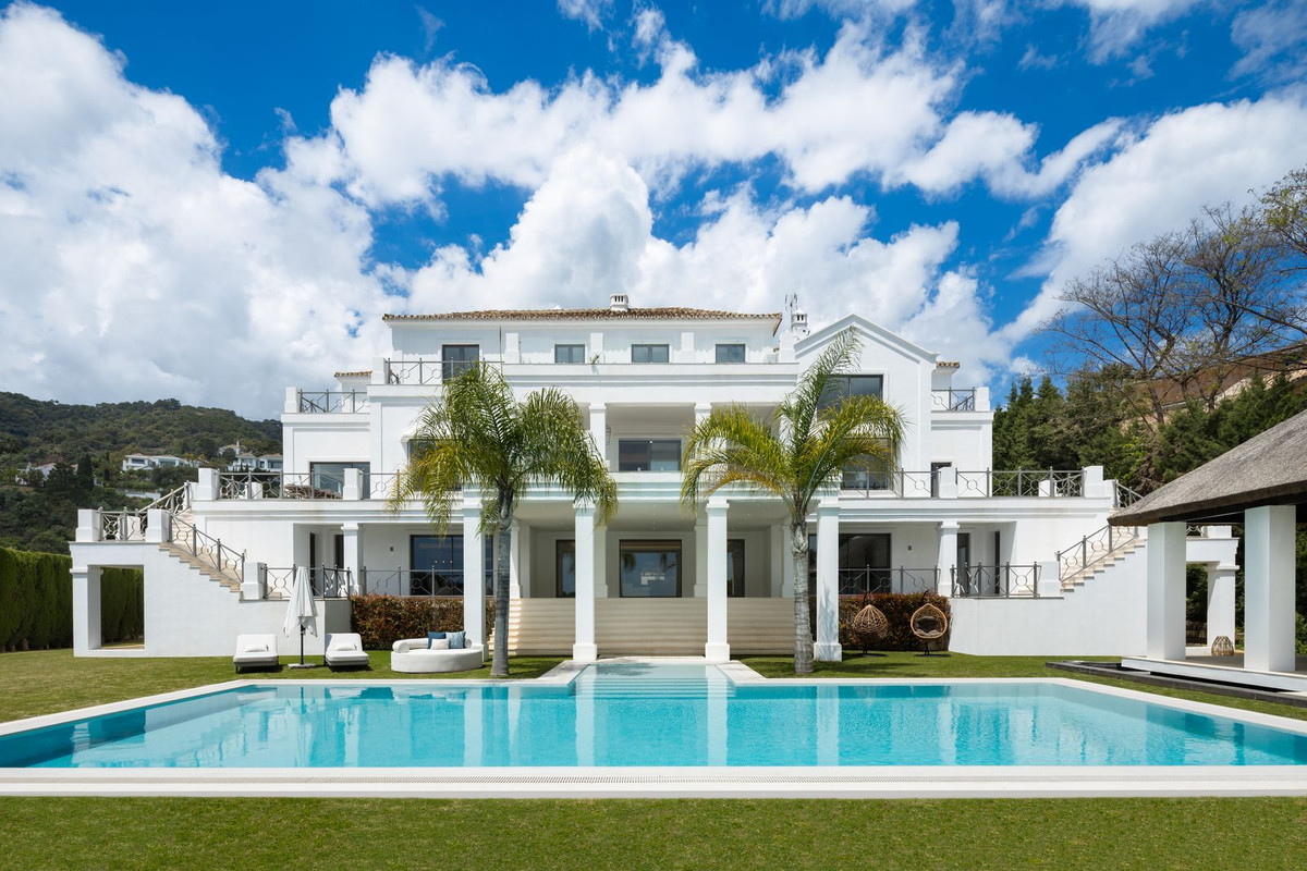 Villa de Lujo Exclusiva en Benahavís con Vistas al Mar, Villa de lujo en El Madroñal, Benahavís. Vistas al mar, 5.000m² de parcela, 5 hab. Spa, cine, piscina. Estilo de vida exclusivo en Costa del Sol. ¡Oportunidad ú