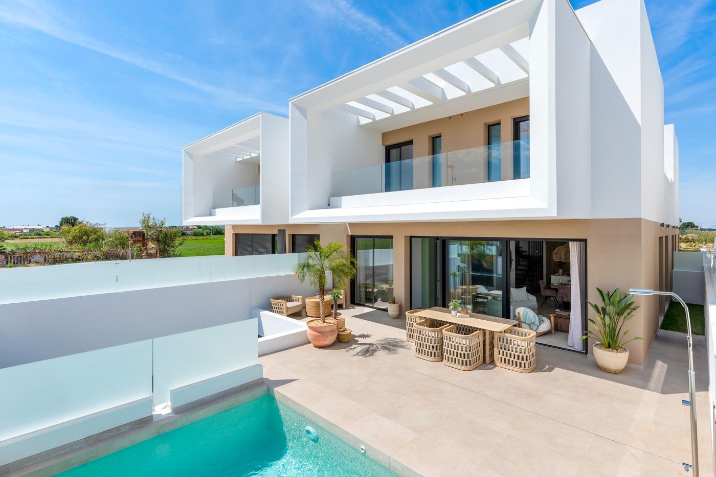 Villas adosadas y pareadas de nueva construcción en Dolores, Alicante, Estrena tu villa en Dolores, Costa Blanca Sur. Exclusivas villas adosadas/pareadas de nueva construcción con 3 hab y 2 baños. Disfruta del sol, playas y golf. T