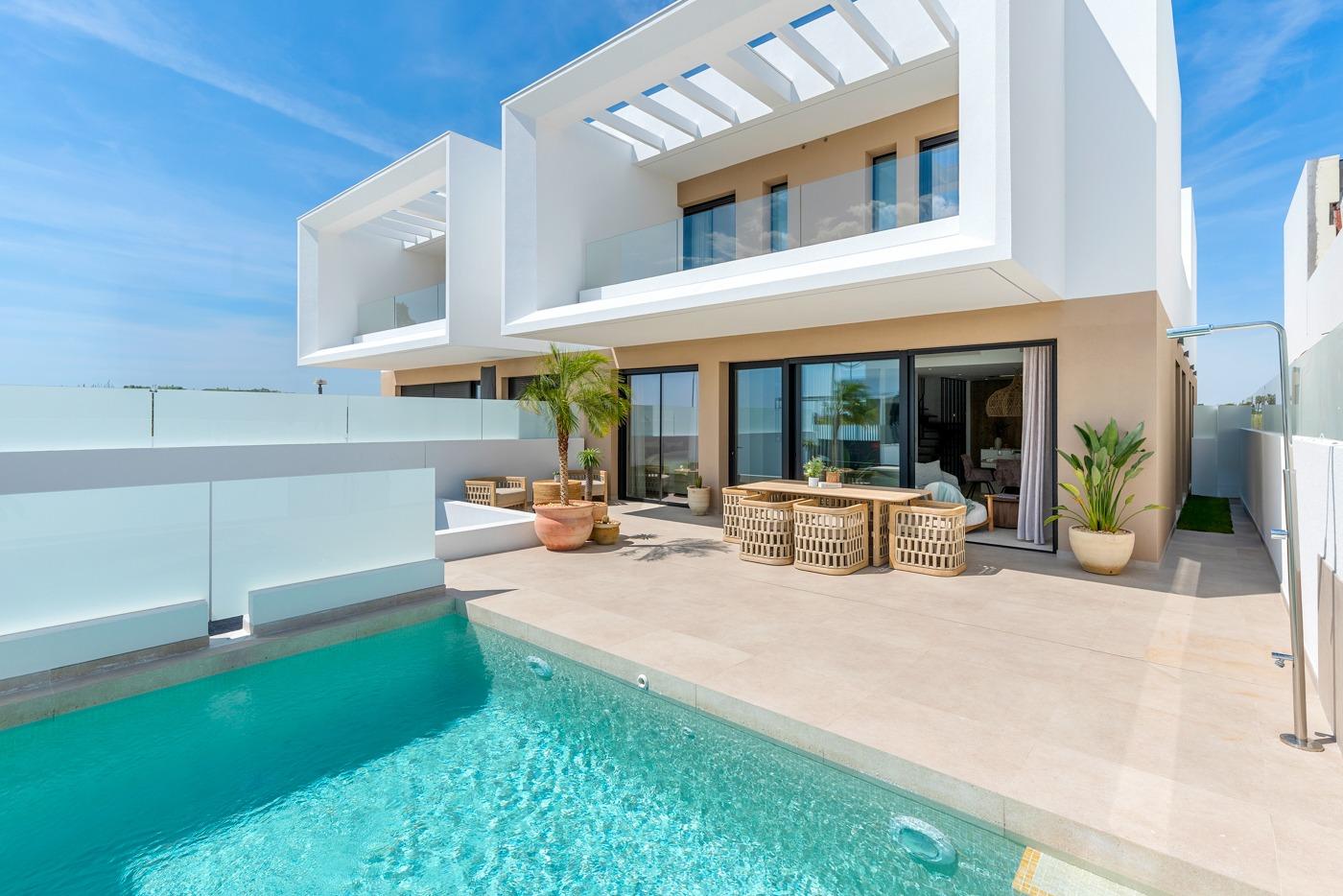 Villas adosadas y pareadas de nueva construcción en Dolores, Alicante, Estrena tu villa en Dolores, Costa Blanca Sur. Exclusivas villas adosadas/pareadas de nueva construcción con 3 hab y 2 baños. Disfruta del sol, playas y golf. T
