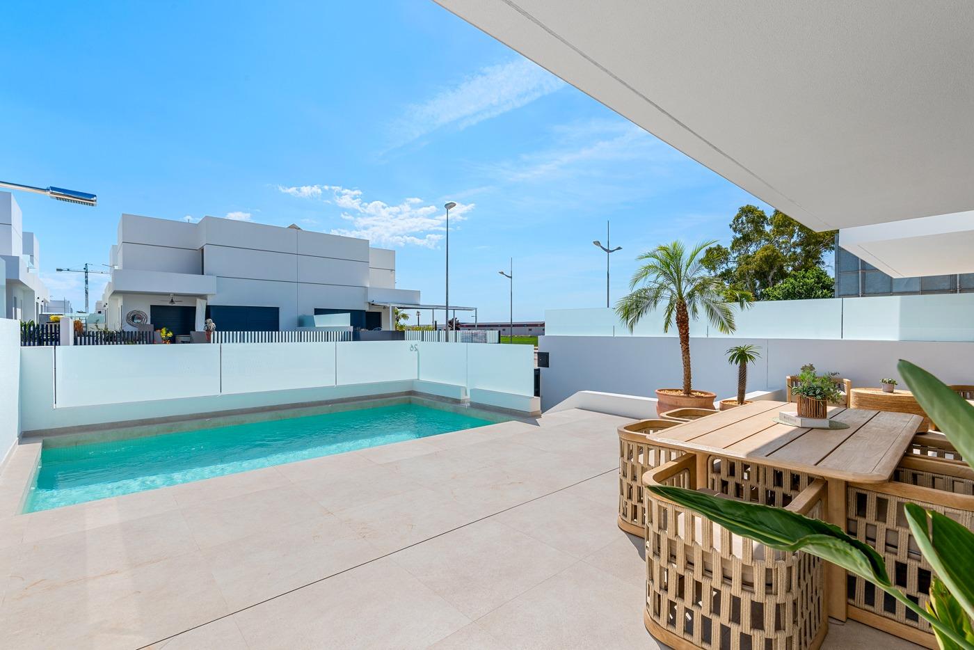 Villas adosadas y pareadas de nueva construcción en Dolores, Alicante, Estrena tu villa en Dolores, Costa Blanca Sur. Exclusivas villas adosadas/pareadas de nueva construcción con 3 hab y 2 baños. Disfruta del sol, playas y golf. T
