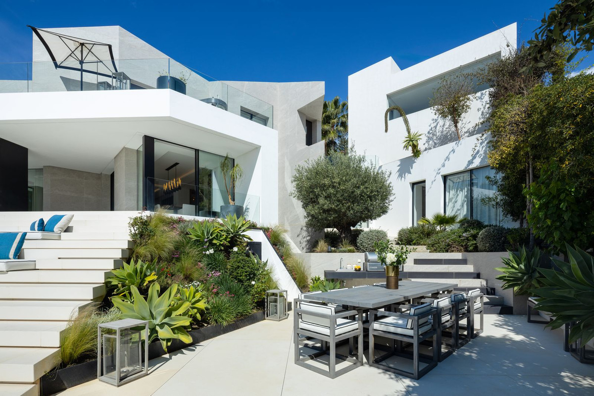 Exclusiva Villa de Lujo con Vistas al Mar en Benahavís, Descubra esta villa de lujo moderna en El Herrojo, Benahavís. Diseño Ames (2021), 5 dorm., 6 baños, piscina infinita y vistas al mar. ¡Su oasis en la Costa del