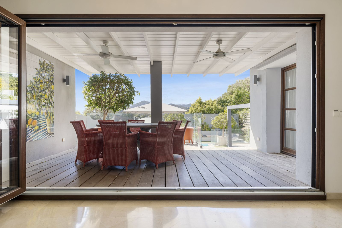Exclusivo Adosado Renovado en Benahavís: Sol, Lujo y Vistas, Exclusivo adosado renovado en Benahavís, Costa del Sol. 5 dorm, 5 baños, piscina privada y jardín. Lujo cerca de golf y playa. ¡Tu oasis mediterráneo por 995.00