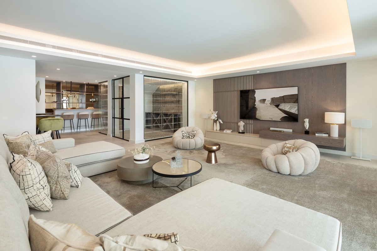 Villa de Lujo Exclusiva en Benahavís con Vistas al Mar, Villa de lujo en El Madroñal, Benahavís. Vistas al mar, 5.000m² de parcela, 5 hab. Spa, cine, piscina. Estilo de vida exclusivo en Costa del Sol. ¡Oportunidad ú