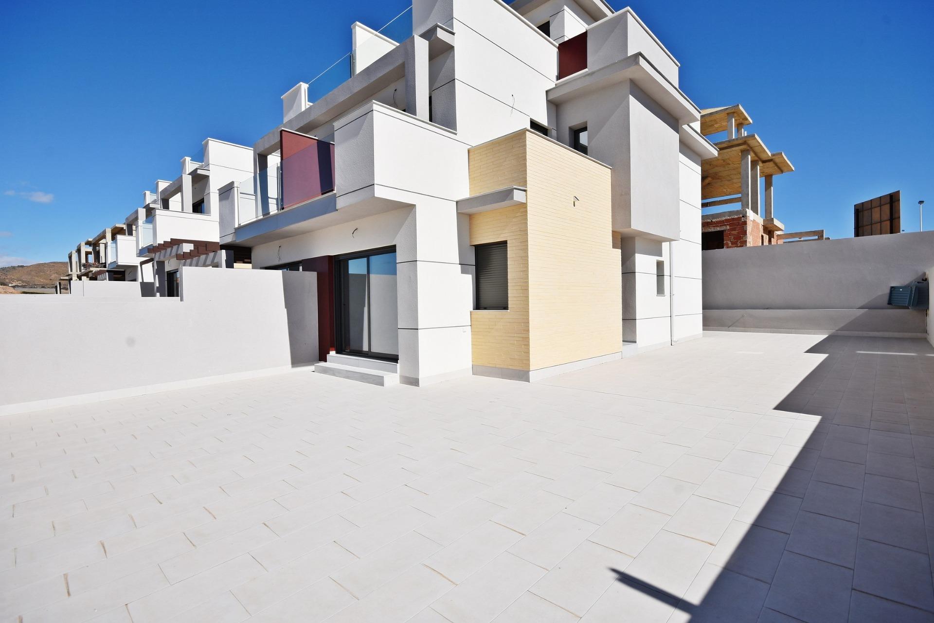 Moderno Adosado con Vistas al Mar en Puerto de Mazarrón, Adosado moderno de nueva construcción en Puerto de Mazarrón. 3 dorm, 3 baños, solárium con vistas al mar, piscina comunitaria. A 350m de la playa. ¡Vive o invie