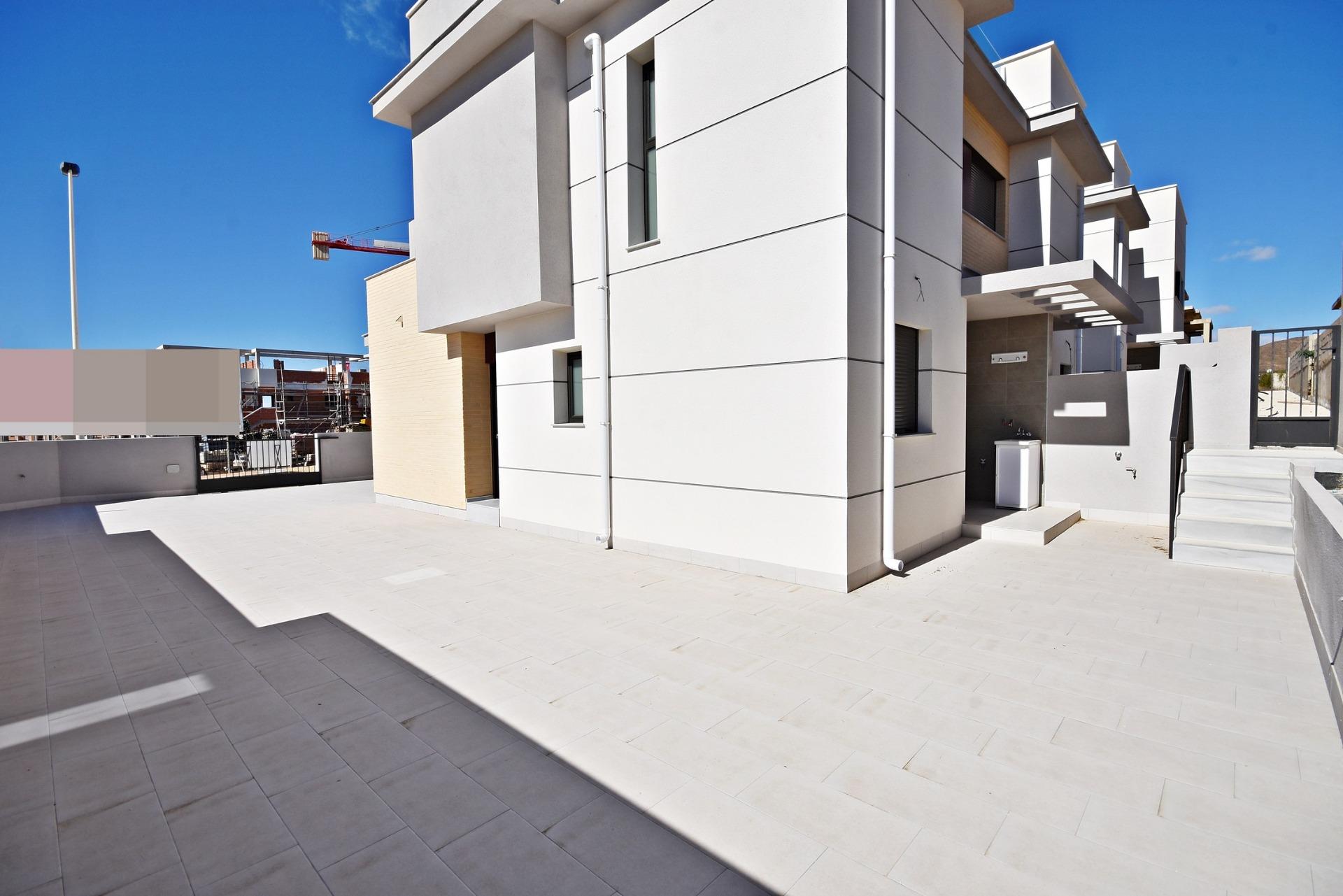 Moderno Adosado con Vistas al Mar en Puerto de Mazarrón, Adosado moderno de nueva construcción en Puerto de Mazarrón. 3 dorm, 3 baños, solárium con vistas al mar, piscina comunitaria. A 350m de la playa. ¡Vive o invie