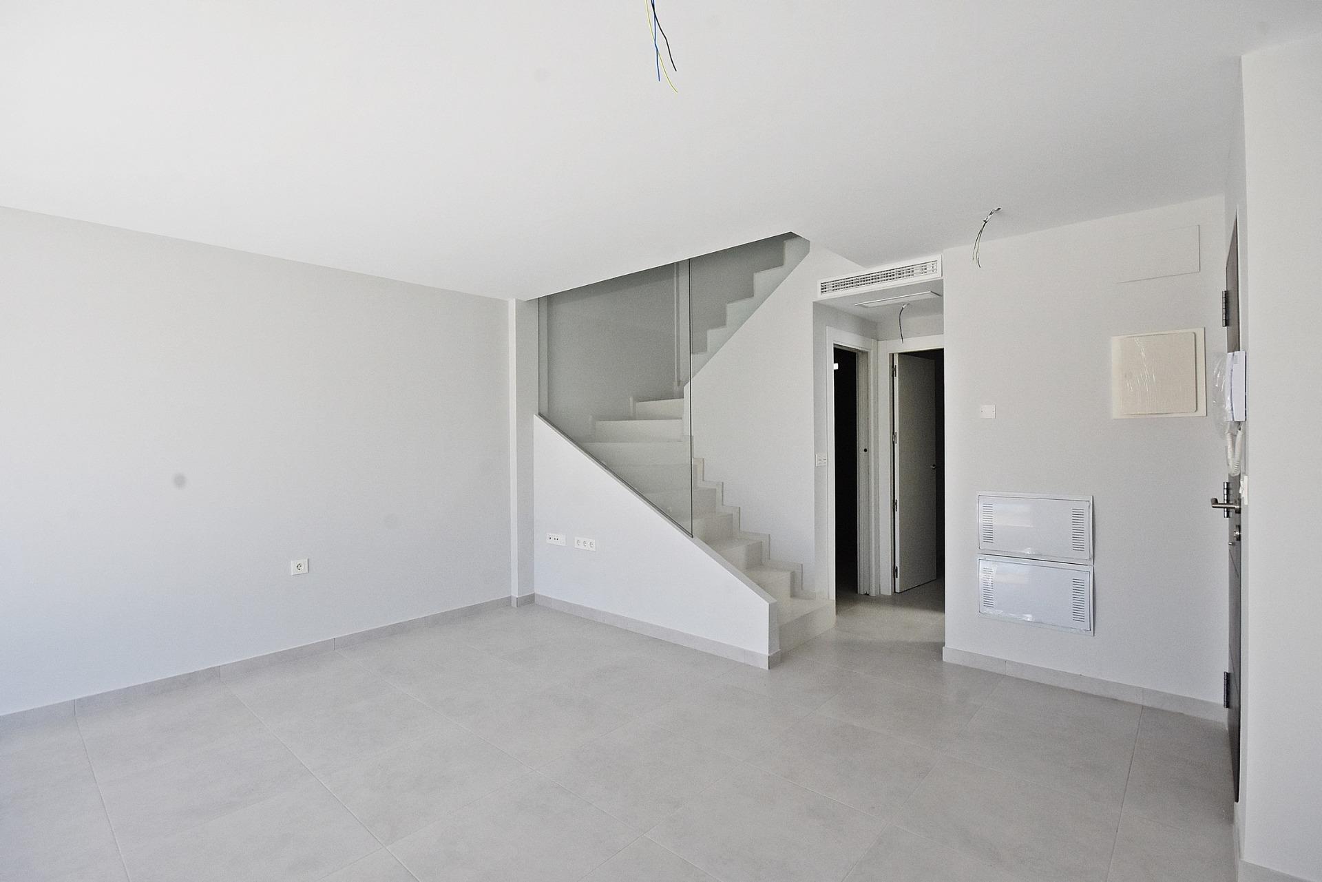 Moderno Adosado con Vistas al Mar en Puerto de Mazarrón, Adosado moderno de nueva construcción en Puerto de Mazarrón. 3 dorm, 3 baños, solárium con vistas al mar, piscina comunitaria. A 350m de la playa. ¡Vive o invie