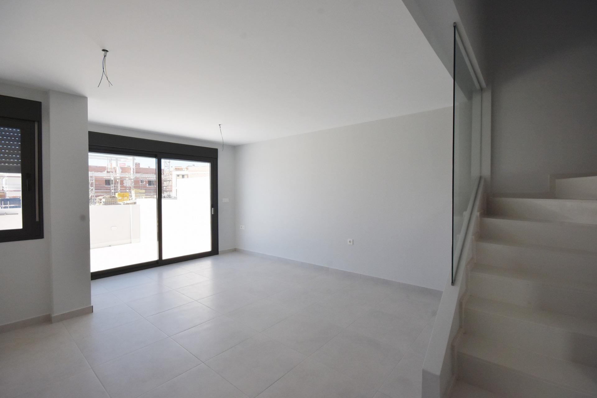 Moderno Adosado con Vistas al Mar en Puerto de Mazarrón, Adosado moderno de nueva construcción en Puerto de Mazarrón. 3 dorm, 3 baños, solárium con vistas al mar, piscina comunitaria. A 350m de la playa. ¡Vive o invie