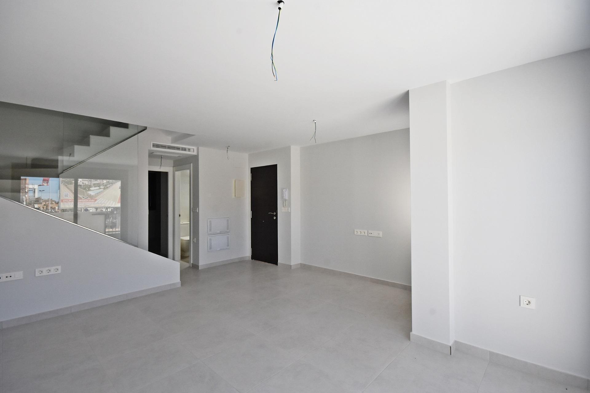 Moderno Adosado con Vistas al Mar en Puerto de Mazarrón, Adosado moderno de nueva construcción en Puerto de Mazarrón. 3 dorm, 3 baños, solárium con vistas al mar, piscina comunitaria. A 350m de la playa. ¡Vive o invie
