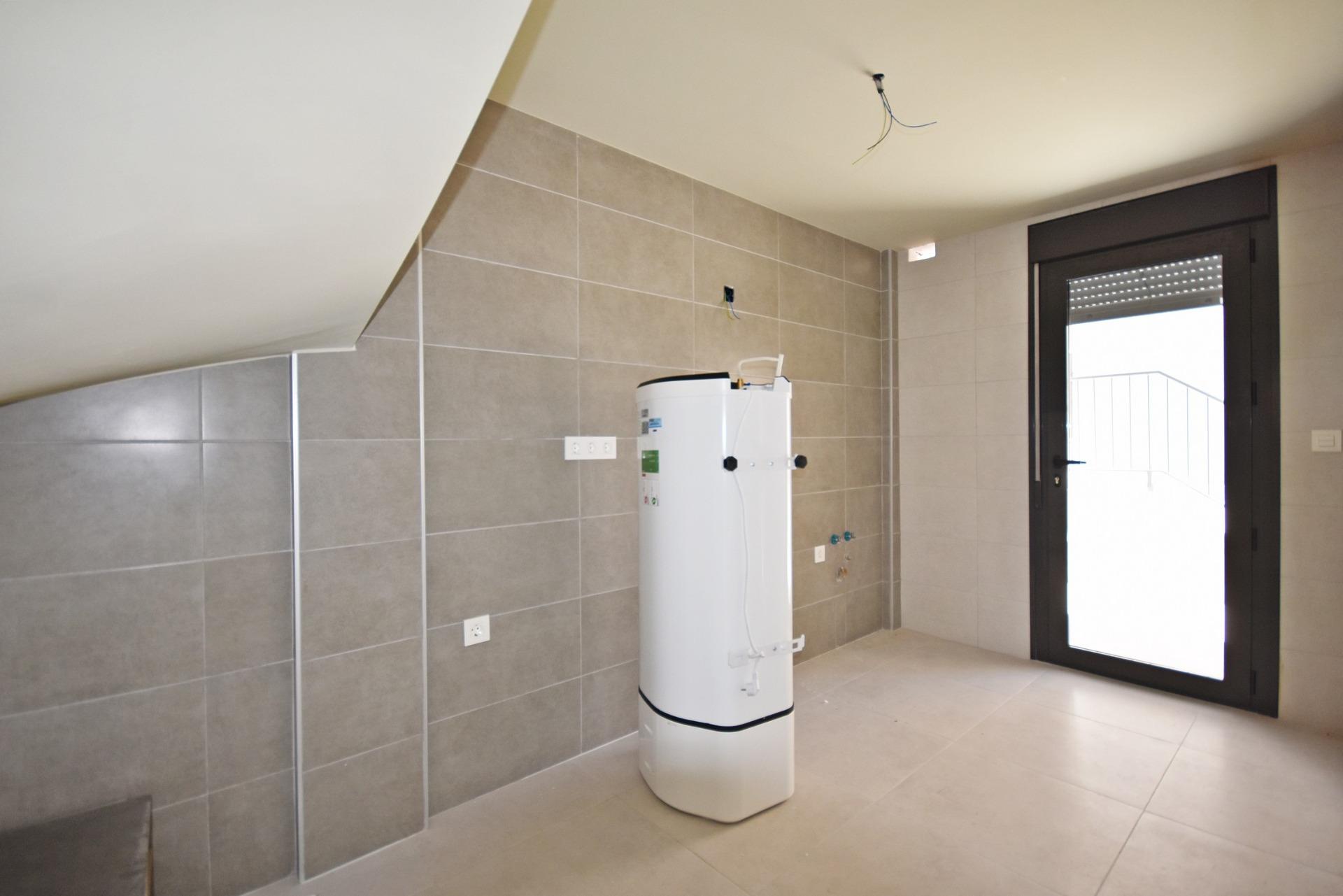 Moderno Adosado con Vistas al Mar en Puerto de Mazarrón, Adosado moderno de nueva construcción en Puerto de Mazarrón. 3 dorm, 3 baños, solárium con vistas al mar, piscina comunitaria. A 350m de la playa. ¡Vive o invie