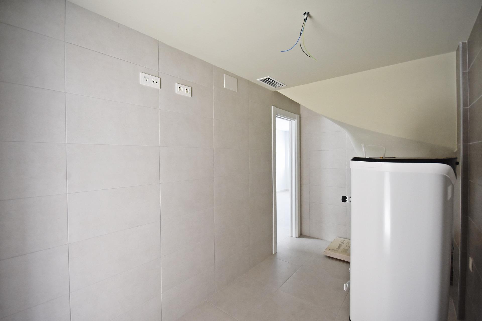 Moderno Adosado con Vistas al Mar en Puerto de Mazarrón, Adosado moderno de nueva construcción en Puerto de Mazarrón. 3 dorm, 3 baños, solárium con vistas al mar, piscina comunitaria. A 350m de la playa. ¡Vive o invie
