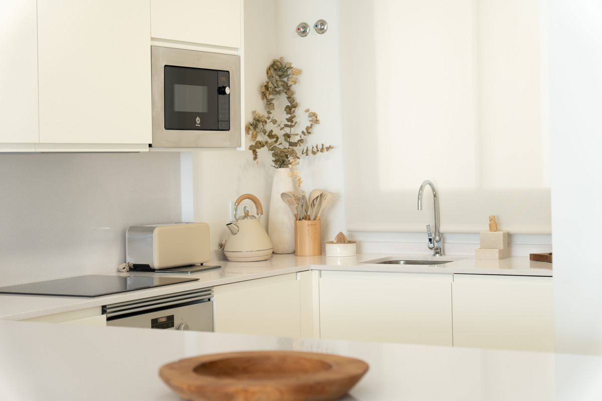 Fuengirola: Lujo Costero, Apartamento Exclusivo con Vistas al Mar, Descubre un exclusivo apartamento de obra nueva en Fuengirola, Costa del Sol. 2 hab., 2 baños, vistas al mar, terrazas y aerotermia. Lujo sostenible cerca de la