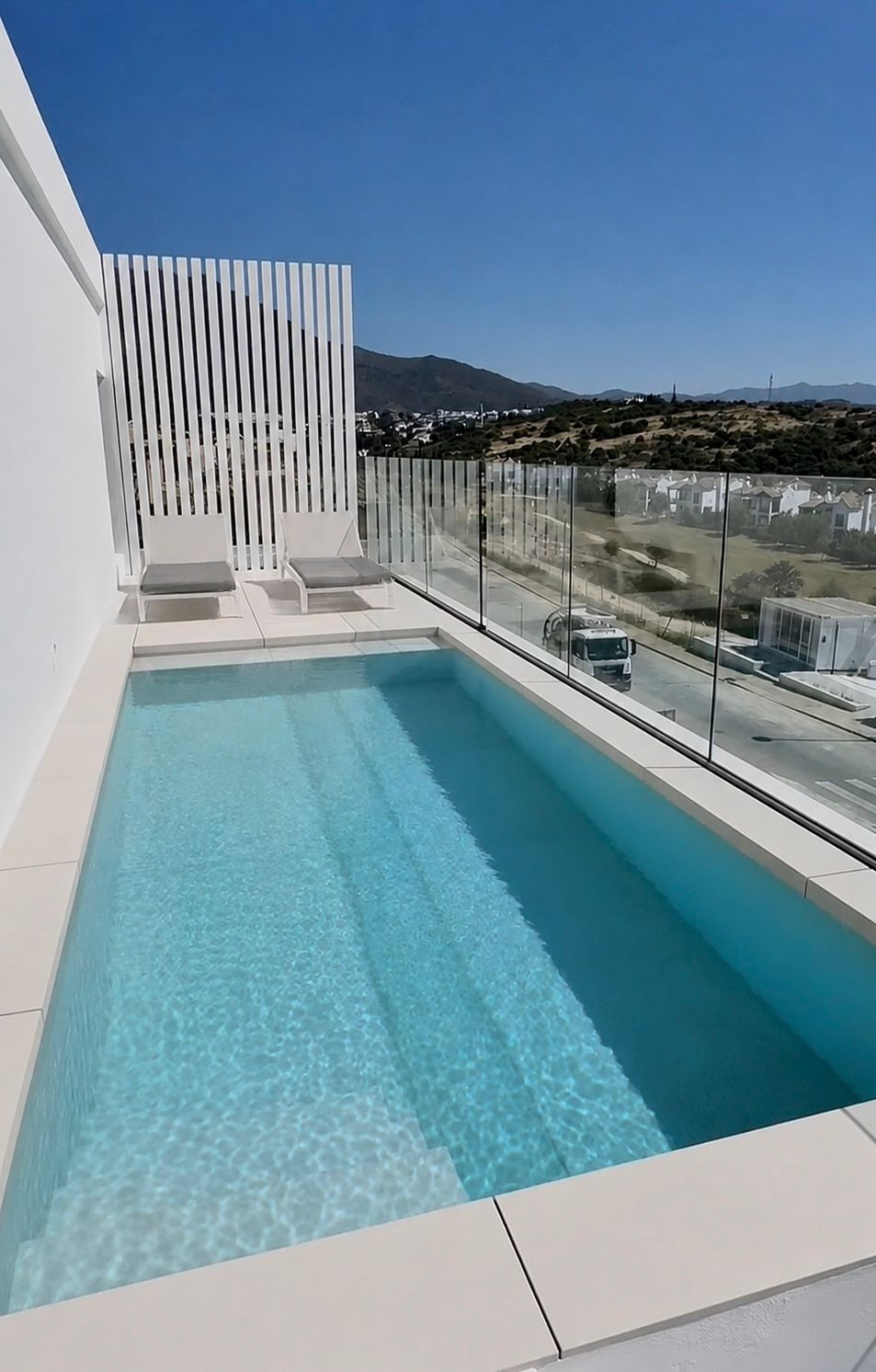 Nueva Villa de Diseño en Estepona con Vistas Espectaculares, Descubre 10 villas de lujo modernas en Estepona, Costa del Sol. Disfruta vistas panorámicas al mar, golf y montaña. Calidades premium, aerotermia, suelo radiant