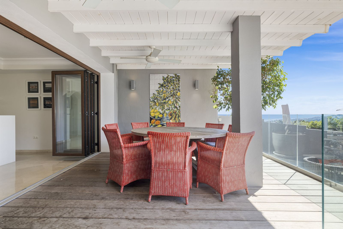 Exclusivo Adosado Renovado en Benahavís: Sol, Lujo y Vistas, Exclusivo adosado renovado en Benahavís, Costa del Sol. 5 dorm, 5 baños, piscina privada y jardín. Lujo cerca de golf y playa. ¡Tu oasis mediterráneo por 995.00