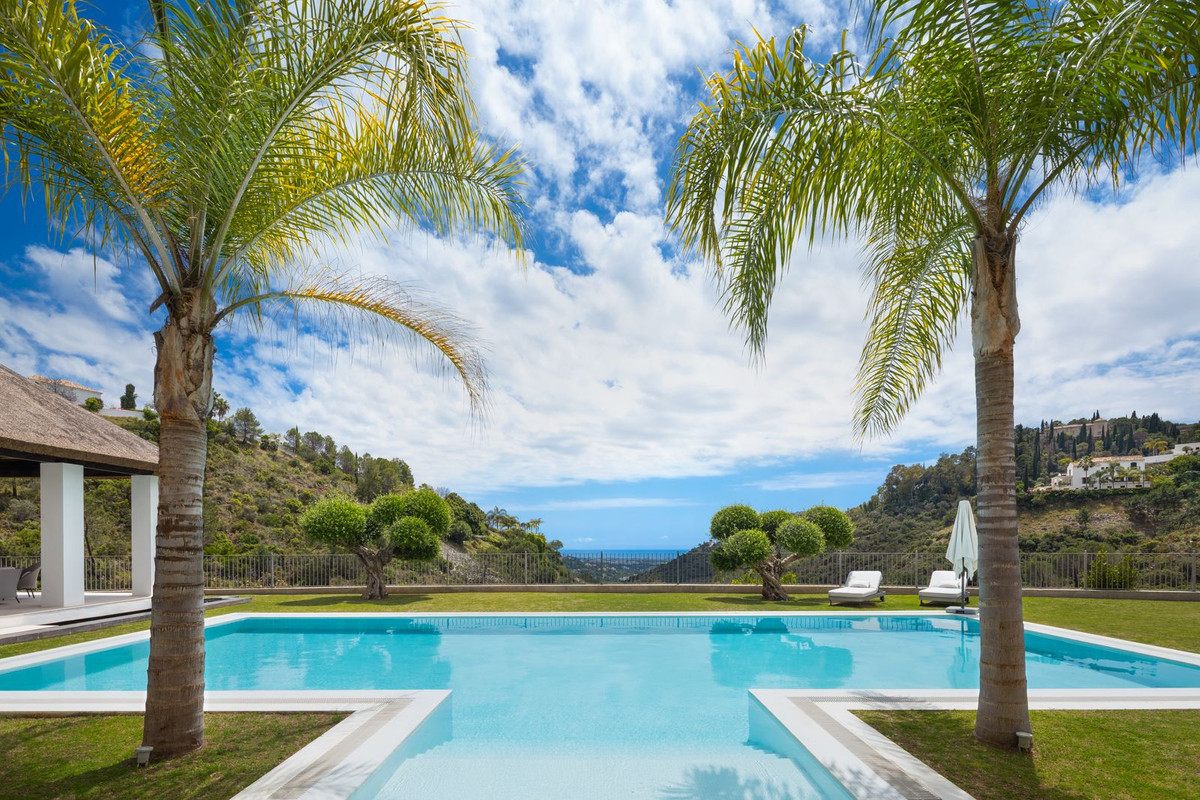 Villa de Lujo Exclusiva en Benahavís con Vistas al Mar, Villa de lujo en El Madroñal, Benahavís. Vistas al mar, 5.000m² de parcela, 5 hab. Spa, cine, piscina. Estilo de vida exclusivo en Costa del Sol. ¡Oportunidad ú