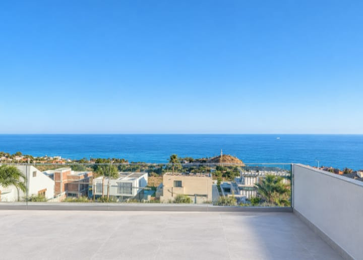 Benalmádena: Villa de Lujo con Vistas al Mar y Diseño Propio, Villa de lujo en Benalmádena, Estupa Budista. Vistas panorámicas al mar, orientación sur y piscina infinita. Personaliza tu hogar de 3 hab. en la Costa del Sol.